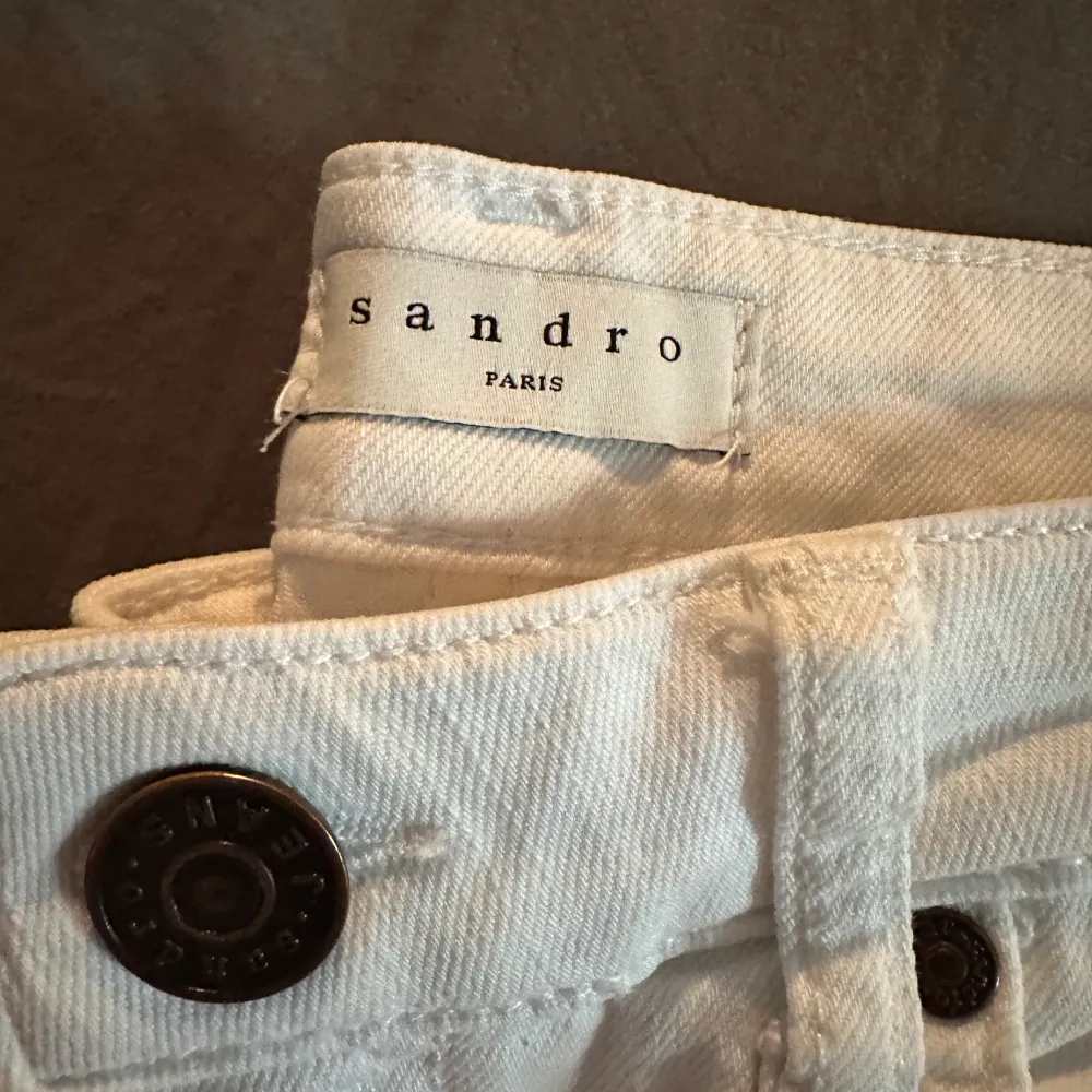 Sandro jeans i storlek 36.  Mid Rise och flare. Super fina detaljer på smalbenen.   Köpt för ca 2000kr, mitt pris 800kr! . Jeans & Byxor.