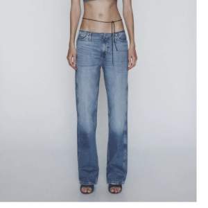 Säljer dessa skit snygga jeans från zara, helt nya prislapp kvar. 