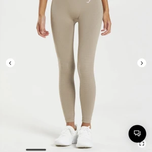Vital seamless - Säljer dessa kaki gröna träningstiderna ifrån gymshark. Det är inte samma färg som på hemsidan då den inte finns kvar att köpa. Använda fåtal gånger och är i bra skick, säljer pga för små