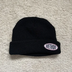Method Mössa - Snygg mysig method mössa för vintern med tryck på köpta från Junkyard, i bra skick med inga defekter, skriv gärna om du har frågor 