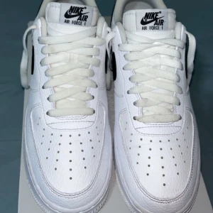 Nike Air Force 1 '07 Herr42 - Helt nya AirFoces1, medföljer Crease skydd innuti, Storlek 42