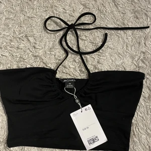 Monki topp - Svart topp ifrån Monki som går att knyta på olika sätt💕 Aldrig använd, prislapp kvar 