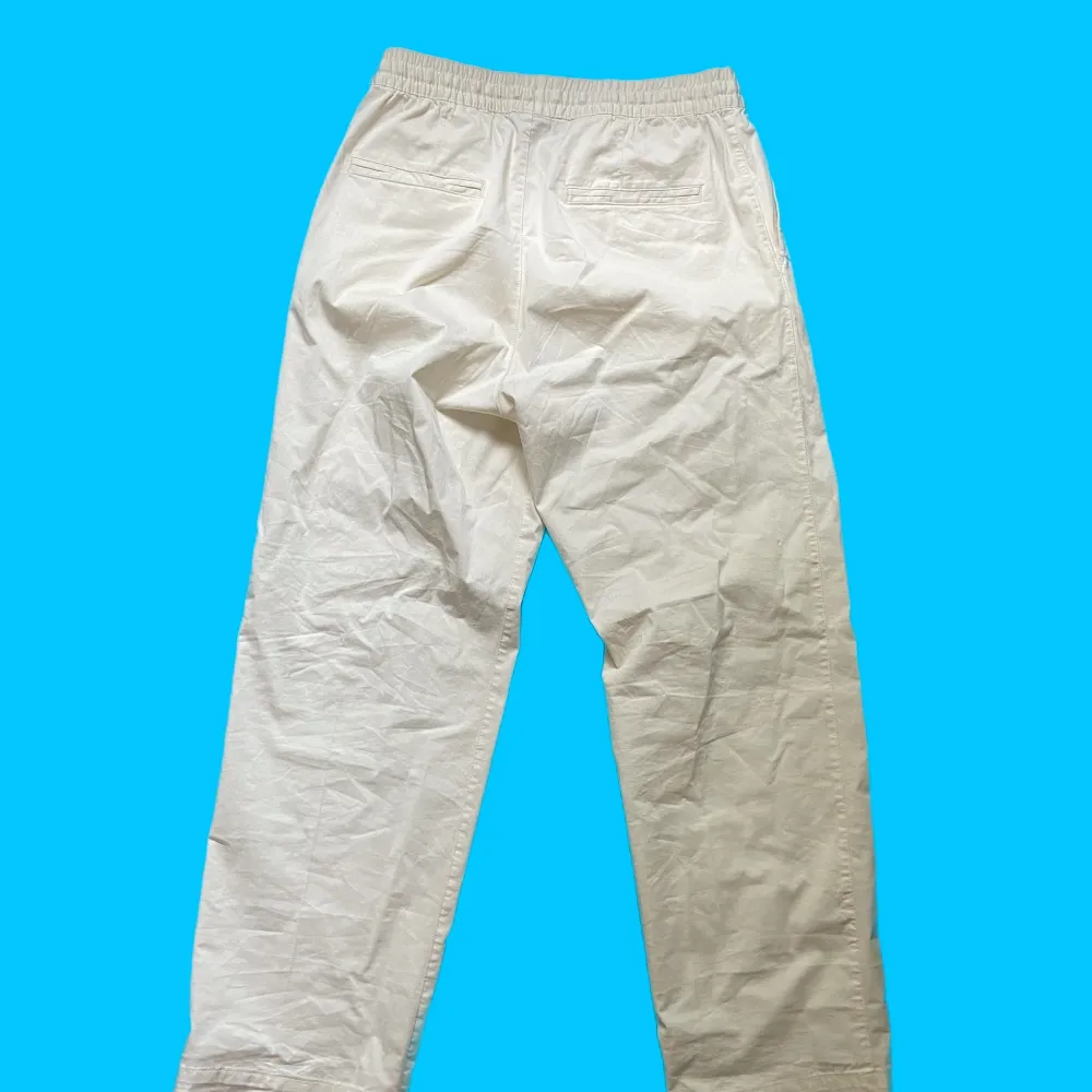 Original pris 450kr, priset kan diskuteras. Baggy och sköna parachute byxor i vit färg.. Jeans & Byxor.