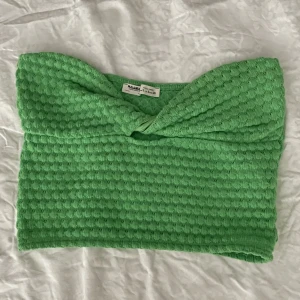 Grön bandeau topp - Grön bandeau topp ifrån Pull&Bear i strl S. Endast använd 1 gång 💕  andra bilden lånad