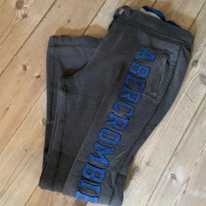 Abercrombie & Fitch  - Gråa mysbyxor med blått märke från Abercrombie & Fitch.