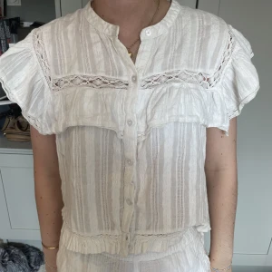 Söt Zarablus - Jättesöt blus, med volanger och fina detaljer💗är liten i storleken därav större storlek, skulle säga att den är xs/s