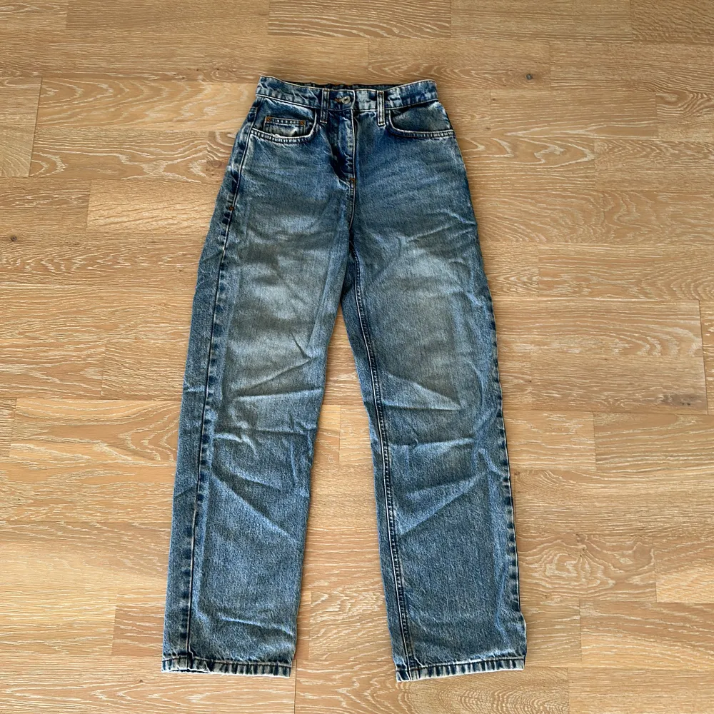 Hej! Säljer dessa snygga Collusion jeans från ASOS som tyvärr inte kommer till användning. De är i fint skick och knappt använda. Lite slitna nere vid fötterna dock. . Jeans & Byxor.