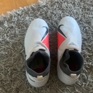 Fotbollsdubbar - De här skorna finns ej längre i denna storlek det är i bra skick det är rena det är bra dubbar ord pris: 950kr