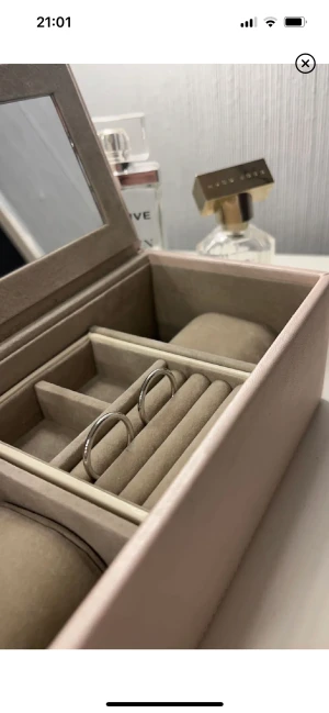 Silver örhängen - Färgar inte av sig så man kan bada och duscha med det utan problem! 