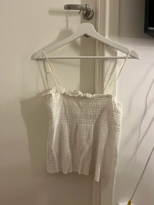Söt vit topp - Söt vit topp från mango💗💗priset kan diskuteras vid snabb affär 