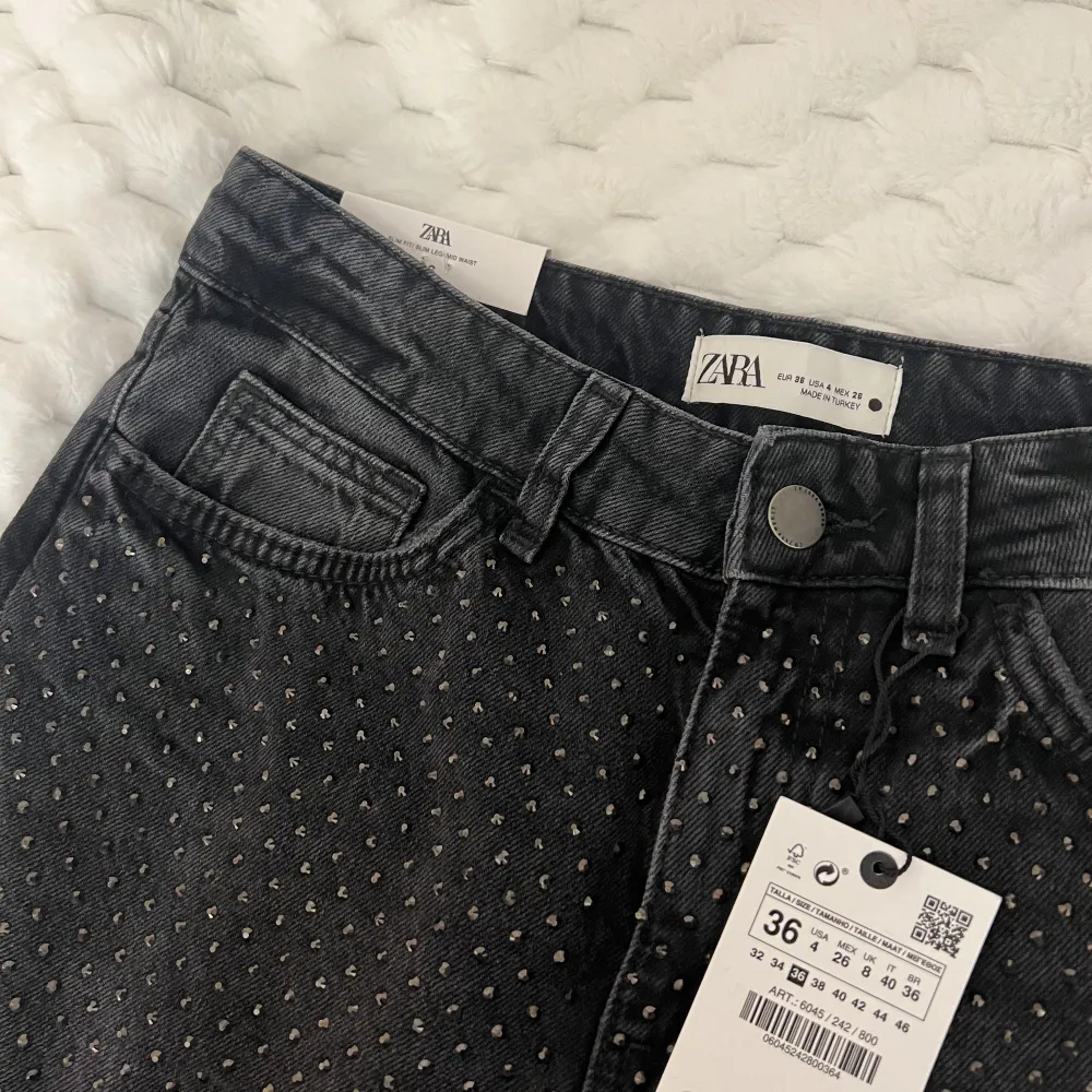 Säljer dessa fina jeans byxor från zara, aldrig använda💕 Original pris: 559kr . Jeans & Byxor.