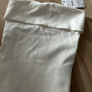 Tubtopp zara - Säljer min tubtopp från zara i storlek xs och helt oanvänd. Prislapp kvar