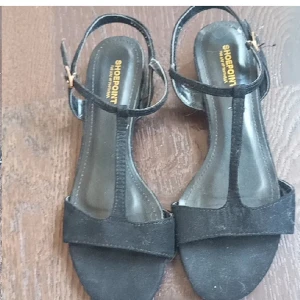 Sandaler  - Svarta sandaler med en låg klack som endast används 2 gånger. Perfekta för finare tillfällen eller till sommaren.  Kostakta gärna för fler bilder eller frågor. 
