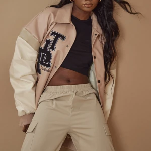 Varsity bomber jacket - Väldigt snygg och bra kvalite!! Aldrig använt då den vart alldeles för stor och oversized. 