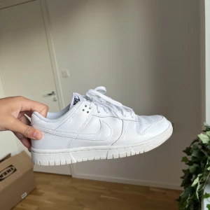 Vita dunks - Säljer mina vita dunks, då dem i te kommer till användning. Har använt dem ca 3 gånger så nästan i nyskick! Nypris 1200kr