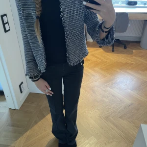 Kavaj - Säljer en slags kofta/kavaj från vero Moda i storlek 34! Jättefin men kommer tyvärr inte till användning längre!⭐️