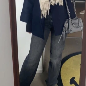 Zara Jeans - Mörkgrå zara jeans som är lite mer raka i modellen. Fransar längst ner som man ser på bild 3. 