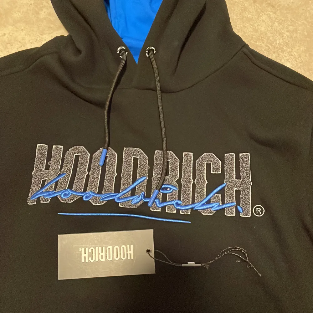 En helt ny Hoodrich tröja som är aldrig använt, köpt från JD, nypris 1000kr. Tröjor & Koftor.