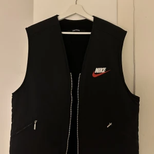 Supreme x Nike Reversible Nylon Sherpa Vest - Oanvänd, storlek M / Svart Reversible väst från Supreme 2018.  Ena sidan är fårull och utan Nike-logga på ryggen.   Säljs för 700$ på StockX