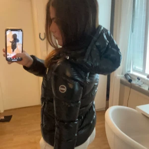 Colmar jacka ❤️ - Colmar jacka - perfekt tunn dunjacka till vintern. ❄️😍Inga defekter, endast använd vid två tillfällen. Köpt på Boozt för 3999, kvitto finns!❤️Strl 172 vilket motsvarar XS/S. Slutsåld överallt🩷