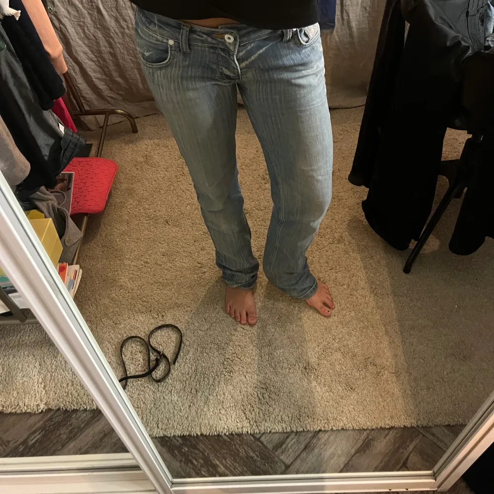 Jättefina raka ljusblåa diesel jeans.  De är lågmidjade och har jättefin tvätt.  De är i storlek w31 men jag har sytt in de och har midjemåttet 35cm. Jeans & Byxor.