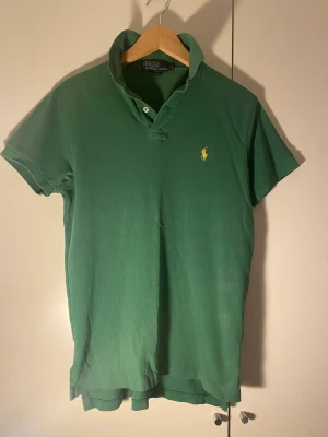 Ralph Lauren Piké  - Säljer min fräscha vintage Ralph Lauren piké då den inte kommit till användning! Den är i väldigt fint skick, fraktas bara, om ni vill se mer bilder är det bara att hojta till! Betalningar sker via siwsh!