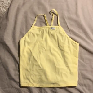 Stronger linne💛 - Hej! Säljer ett träningslinne ifrån Stronger! Skriv om ni är intresserade!❤️❤️😊😊