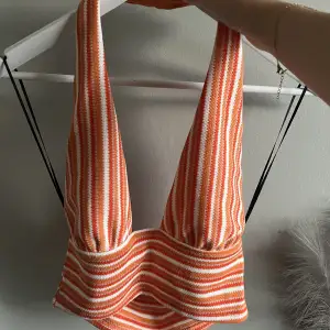 En orange vit halter neck topp från Hm som e as fin på när man är brun💗☺️