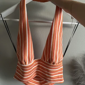 Halter neck topp - En orange vit halter neck topp från Hm som e as fin på när man är brun💗☺️