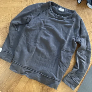 Nudie Jeans Co. crewneck size M - Trevlig crewneck från Nudie Jeans i saturated olive green. Lyxig kvalité i 100% organisk bomull och skön något loose passform.