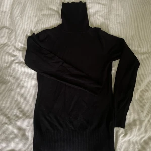 Svart polo - Sitter som en dam S men säker på att det är en herr modell. Inte figursydd  