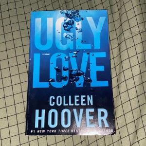 Collen hoover böcker - Älskar denna bok använt skick därför säljs den billigare 💞