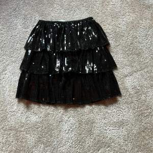 Jättefin paljett kjol från zara som inte säljs längre! Har prislappen kvar 💕💕