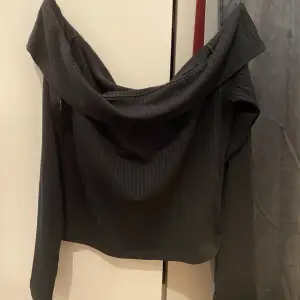Svart jättefin svart offshoulder långärmad tröja från HM, väl använd men bra skick. 😊 Pris är diskuterbart 🫶🏼