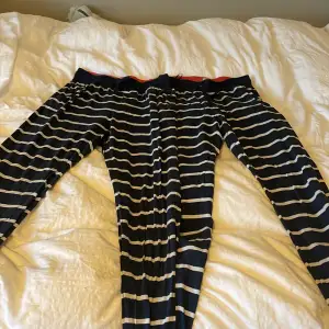 Super sköna pyjamas byxor säljer i 2 pack för 180kr men om man bara vill ha ett par koster dom 100kr❤️