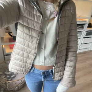 Jacka mango - Hej! Säljer en jättefin jacka från Mango. I ny skick. Storlek S