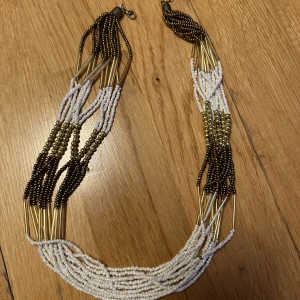 halsband - de är flera halsband som sitter ihop i olika färger