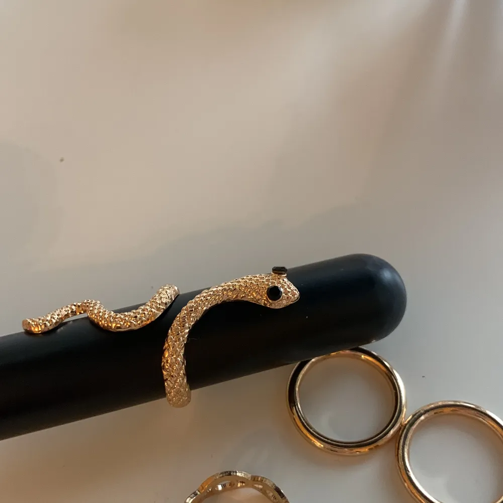 6 stycken guld ringar(inte äkta guld). Alla är från blandade affärer❤️. Asusteet.