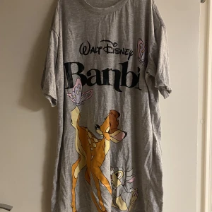 Oversize t-shirt - Säljer dessa oversize t-shirt/nattklänningar jätte sköna att sova i.   Står ingen storlek men skulle gissa på m 