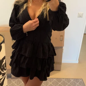 Svart klänning - Svart klänning med volanger från Zara som är helt slutsåld på hemsidan 💓💓 Använd ett fåtal gånger.