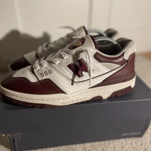 New balance 550 white burgundy ⚪️🔴 - 550 white burgundy köpt på merch sweden för 2500 (kvitto finns)✅(pris kan diskuteras) skriv om du vill ha mer bilder på dom