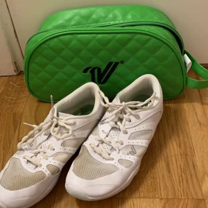 Cheerleading skor - Fina cheerleading skor storlek 38,5 köptes för ett tag sen men slutade 1 vecka efter jag köpt de så de har hunnit användas endast en gång på en tävling, de är nyskick! Möts upp och kan även fraktas🙂