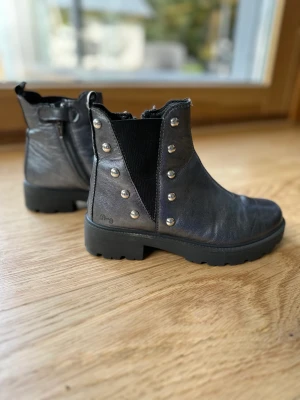 Primigi boots - som nya - Silvergråa boots med nitar i storlek 34. Dragkedja i sidan. Som nya, använda max 2 ggr.