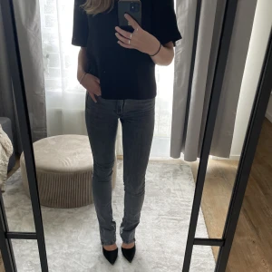 Zara jeans - Gråa slitsjeans från zara. Storlek 34. Säljer pga att de är en aning dör små för mig. Bra skick. 