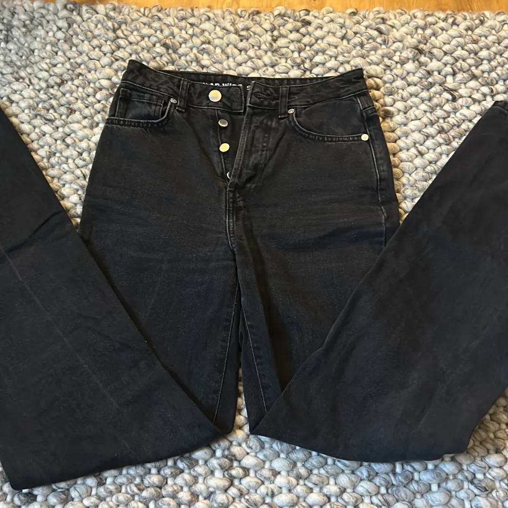 jättefina jeans från Bikbok för 200kr/st☀️. Jeans & Byxor.