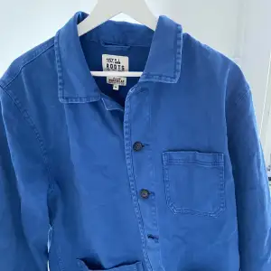 Säljer min marinblå overshirt med en trändig unik färg använd par gånger sparsamt andvänd skicka dm vid intresse🌀