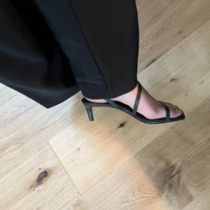 Svarta klackar/sandaler - Fina klackar i stl 39, skulle nog även passa 38. Bra skick, knappt använda!