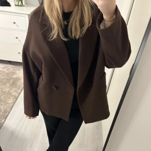 Kappa - Säljer den populära Lindex kappan. Jättefint skick och fin färg till hösten. Storlek xs men är lite stor i storleken. Passar xs-m 🤎