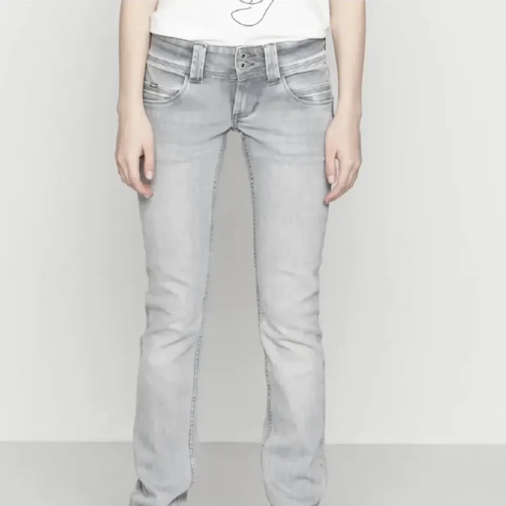 Säljer mina lågmidjade gråa Pepe jeans då de inte längre kommer till användning. . Jeans & Byxor.