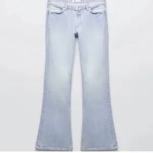 Säljer nu ett par jättesnygga lågmidjade jeans från zara i storlek 34. Köp direkt för 550kr❤️